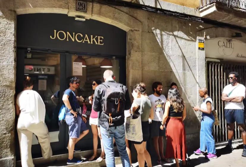 欧洲三家美食
1，巴塞罗那的这家蛋糕店，按称重卖，告诉店员要切多大，然后她称重算