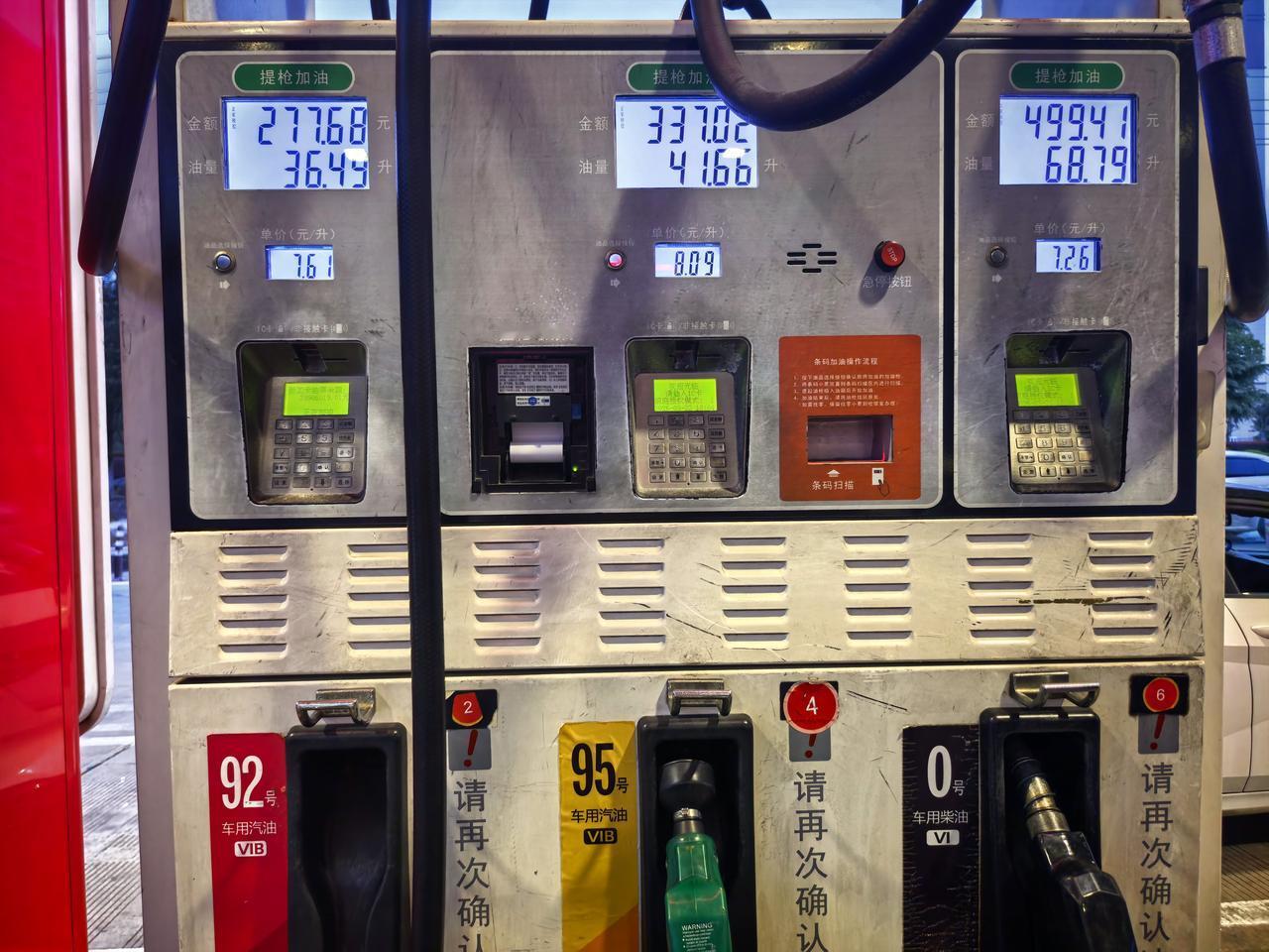 听说明天油价每升涨1块6，看着这加油机的数字，心都在滴血：
 
  以前加满一箱