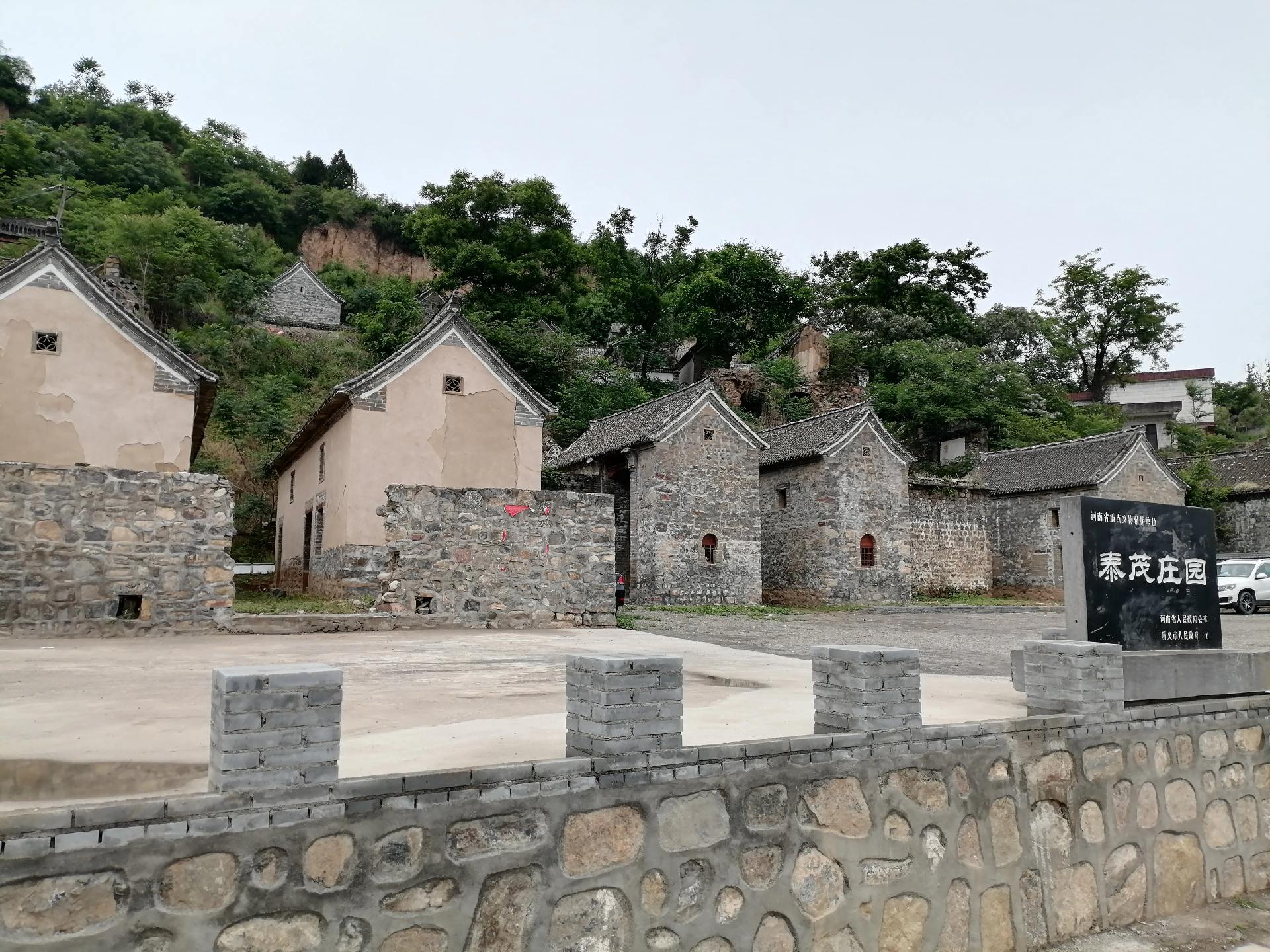 山村民居变迁：清代泰茂庄园—上世纪七十年代两层民居—现在的社区。