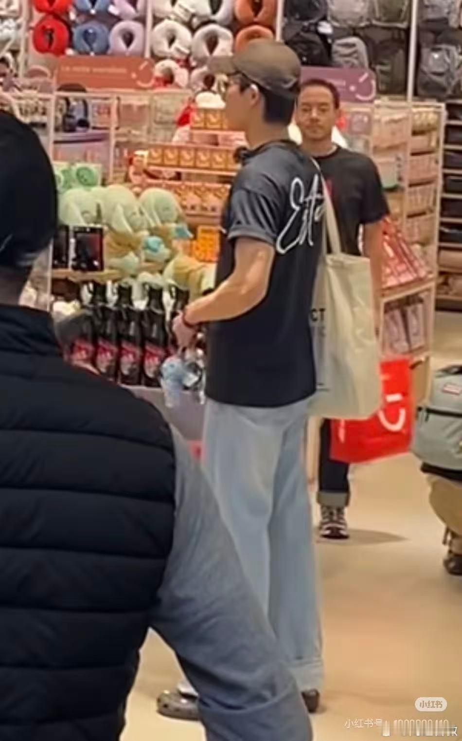 王星越主打轻松度假模式花少最松弛嘉宾王星越 小孩哥真的是一点点都不吃压力的，花少