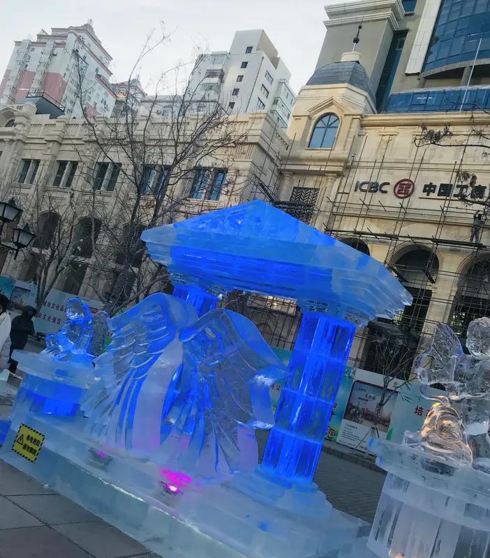 天南地北，拜年的热情跨越山海。哪怕相隔千山万水，团圆在屏幕一端，心意也不会掉线。