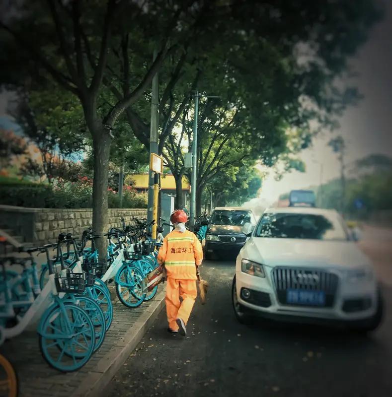 看到“半生忙碌奈何天”这个上联，瞬间来了兴致。这上联道尽了半生奔波却无奈的心境。