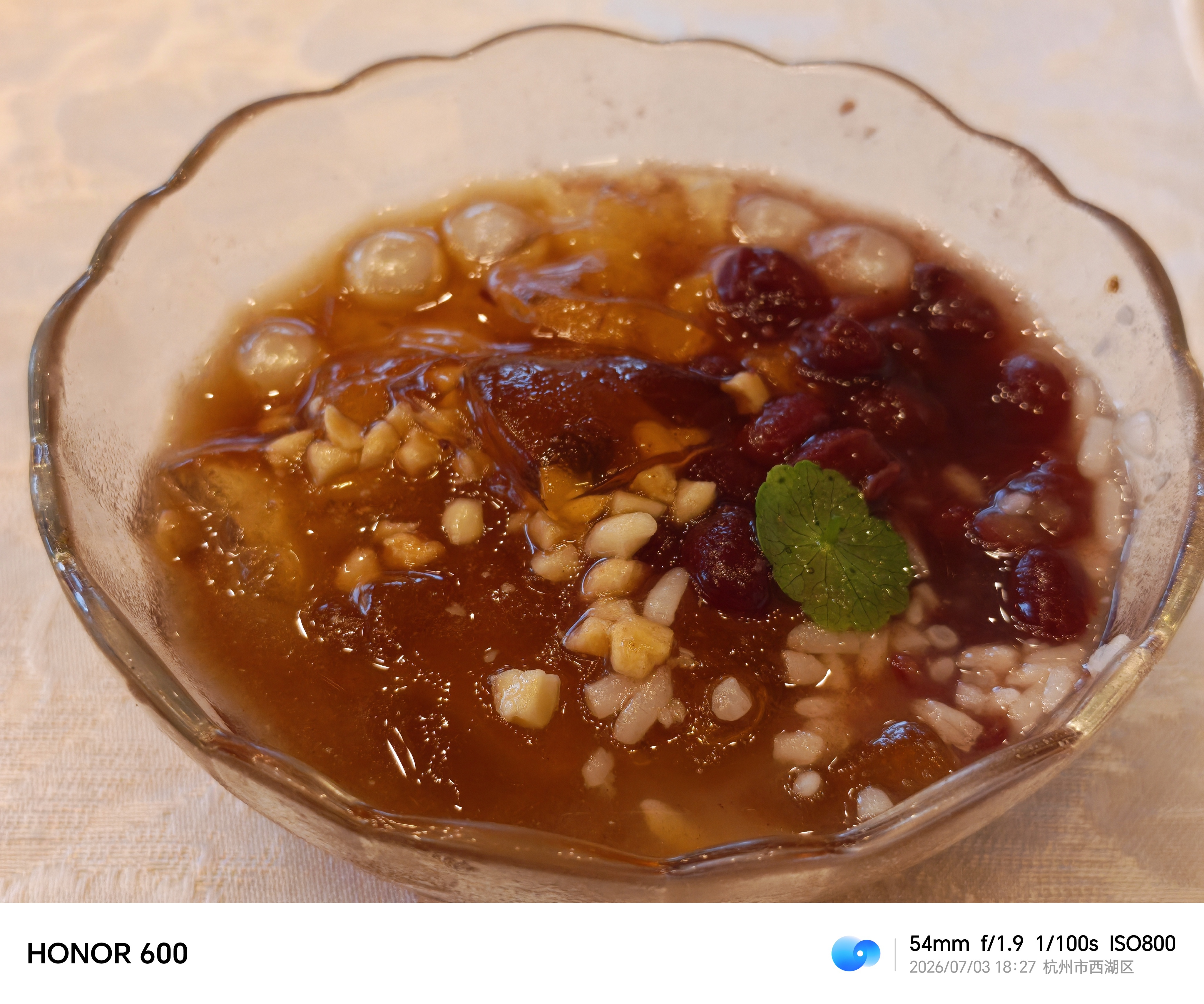 都说杭州是美食荒漠，这次偏去楼外楼试了试西湖醋鱼。说实话，比想象中好太多，鱼肉嫩