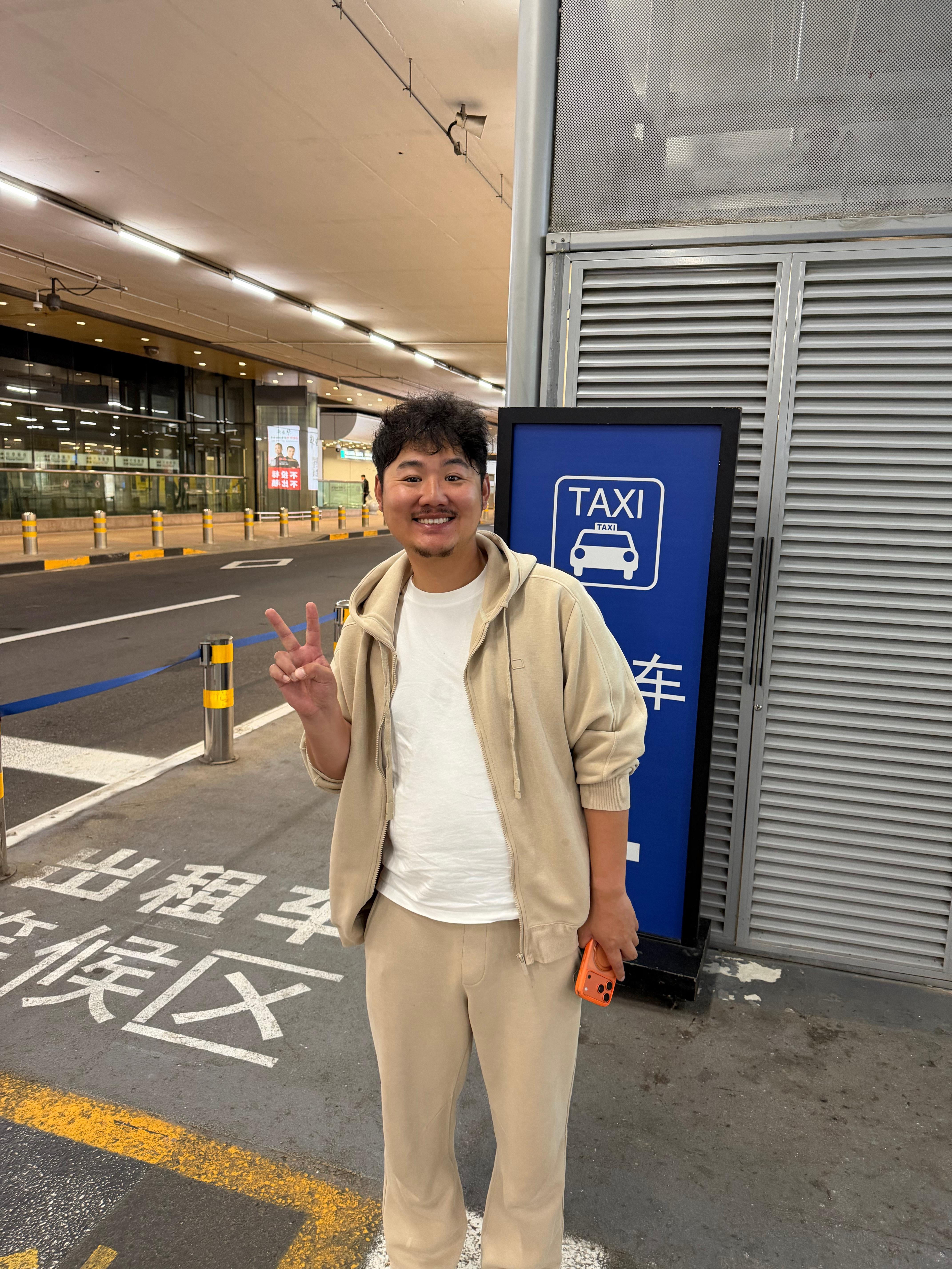 我机场接个人一看背影真眼熟我说大晚上在机场干嘛呢大v聊车三公李