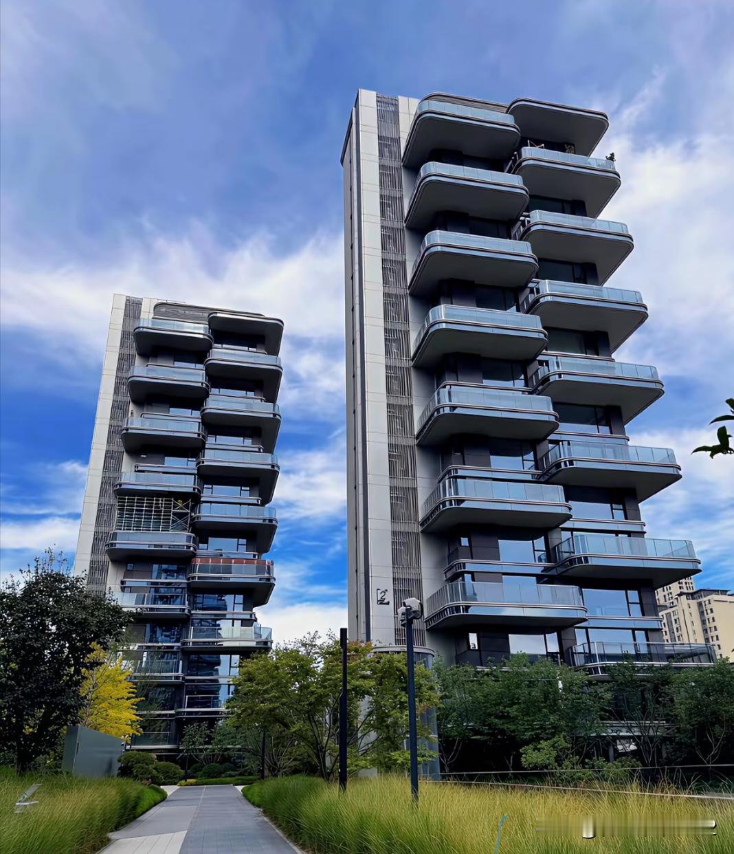 第四代住宅的感觉太好了，露台宽度3米达到了，挑高6米，配合大落地玻璃门，太喜欢了