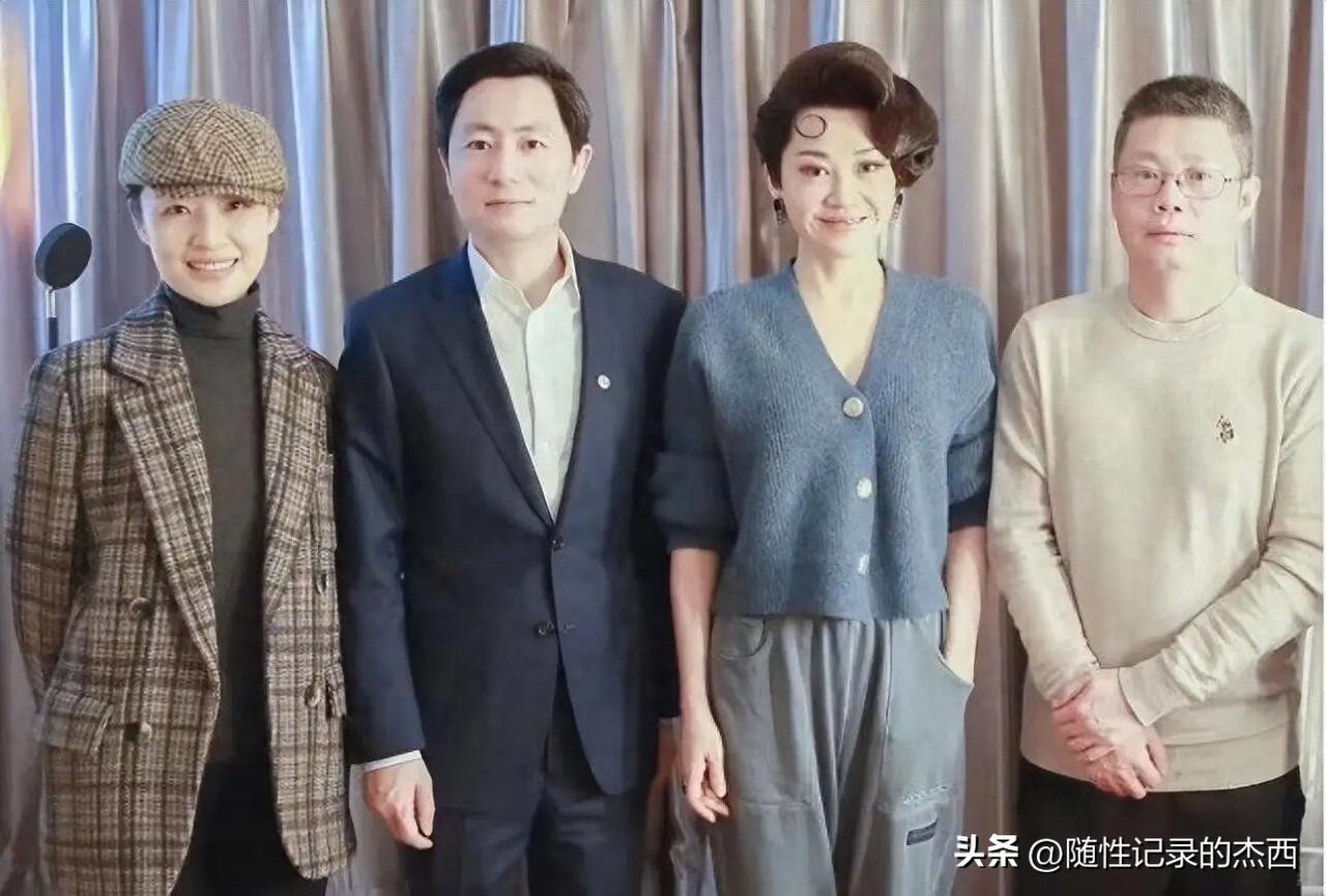 58岁的周涛和57岁的许晴同框，周涛有一种高级感的美，比许晴耐看多了，不愧是央视