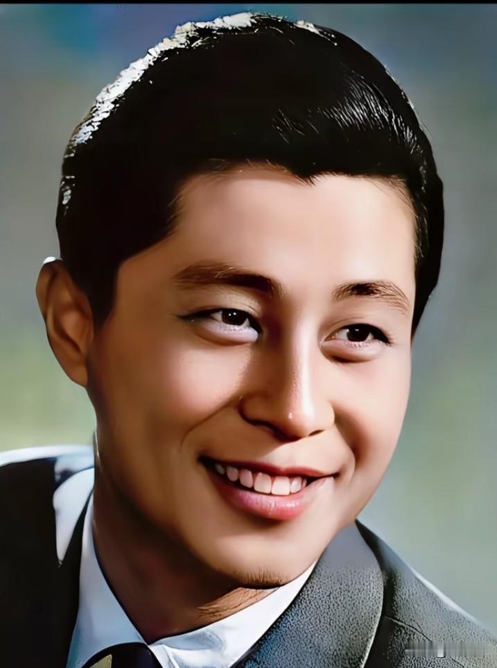 中华人民共和国建国初期，在敬爱的周恩来总理的倡导下，模仿苏联在各影院室内墙壁上悬