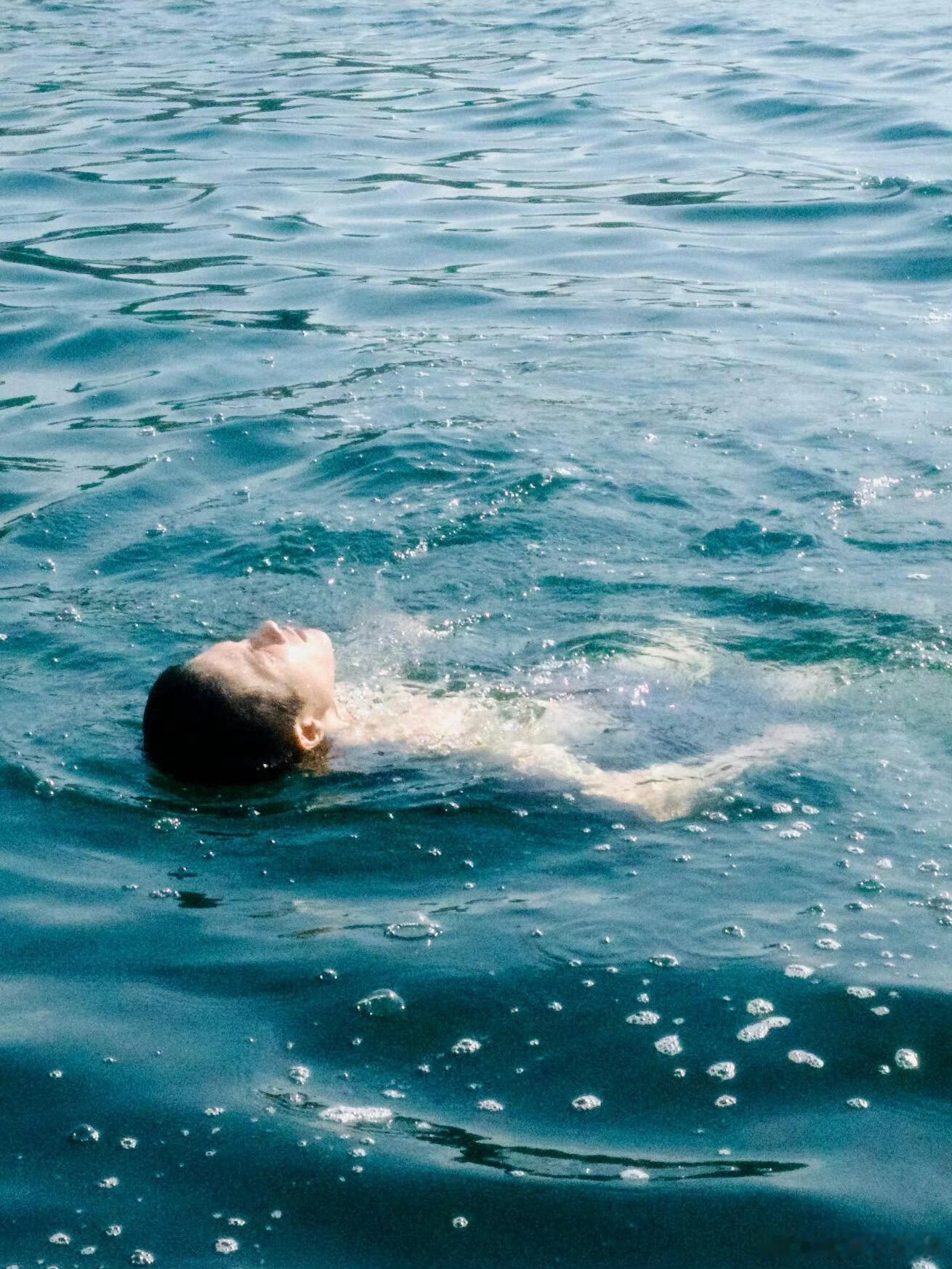檀健次裸上身泳照湖风、日光、少年与盛夏！澄澈湖水裹着漫不经心的松弛感，是独属于檀