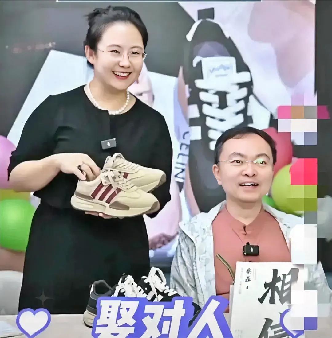 看到这张照片，内心五味杂陈，不知该怎么表达。
蔡磊生病，属于渐冻症患者，应该病得