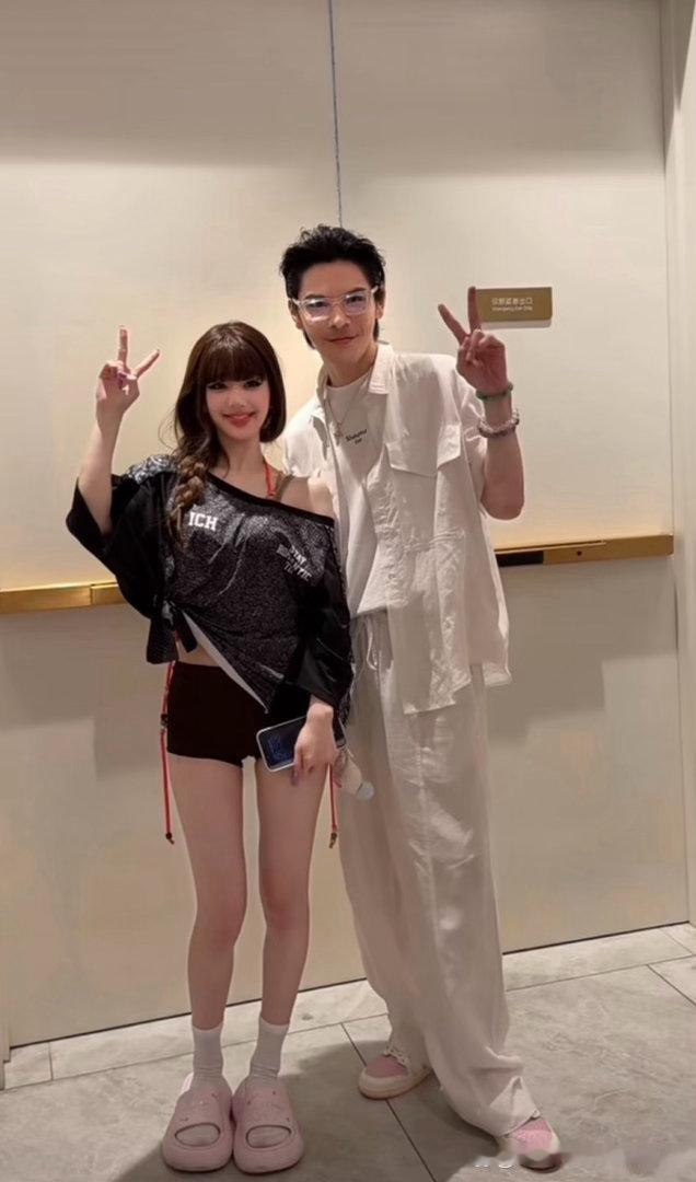 向佐和露思的合影向佐和露思站一起哥感好强哦 