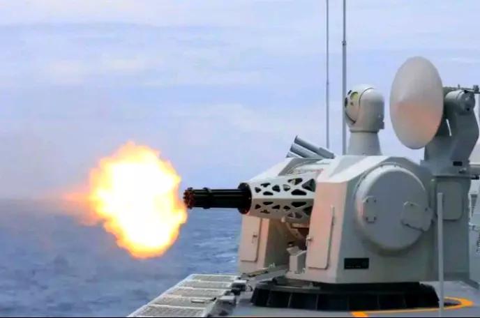 以往解放军火炮主要是火力覆盖，即用发射出去的炮弹击落海面舰艇打过来的导弹，这种拦