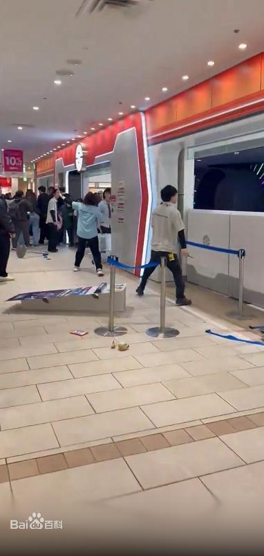 这是日本经济下滑的证明，崩溃的前兆。日媒：日本东京池袋商场内发生持刀伤人事件，致