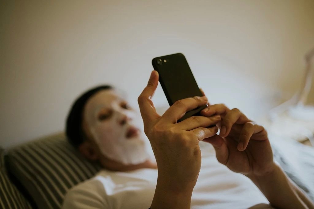 冬天熬夜的伤害比其他季节更大，核心是低温与冬季生理特性放大了熬夜的负面影响——冬