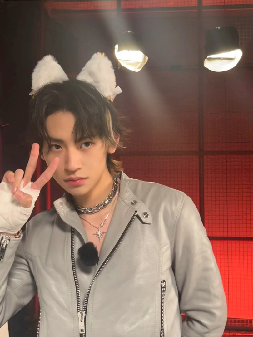 王琳凯手控福利王琳凯直播嗦鸡爪被王琳凯直播笑晕！嗦鸡爪的样子超香，还不忘宣传手控