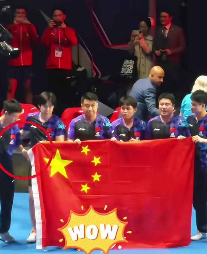 细节见人品！国乒夺冠后的合影小细节，真的越看越暖心！大伙都围着国旗乐呵，小将向鹏