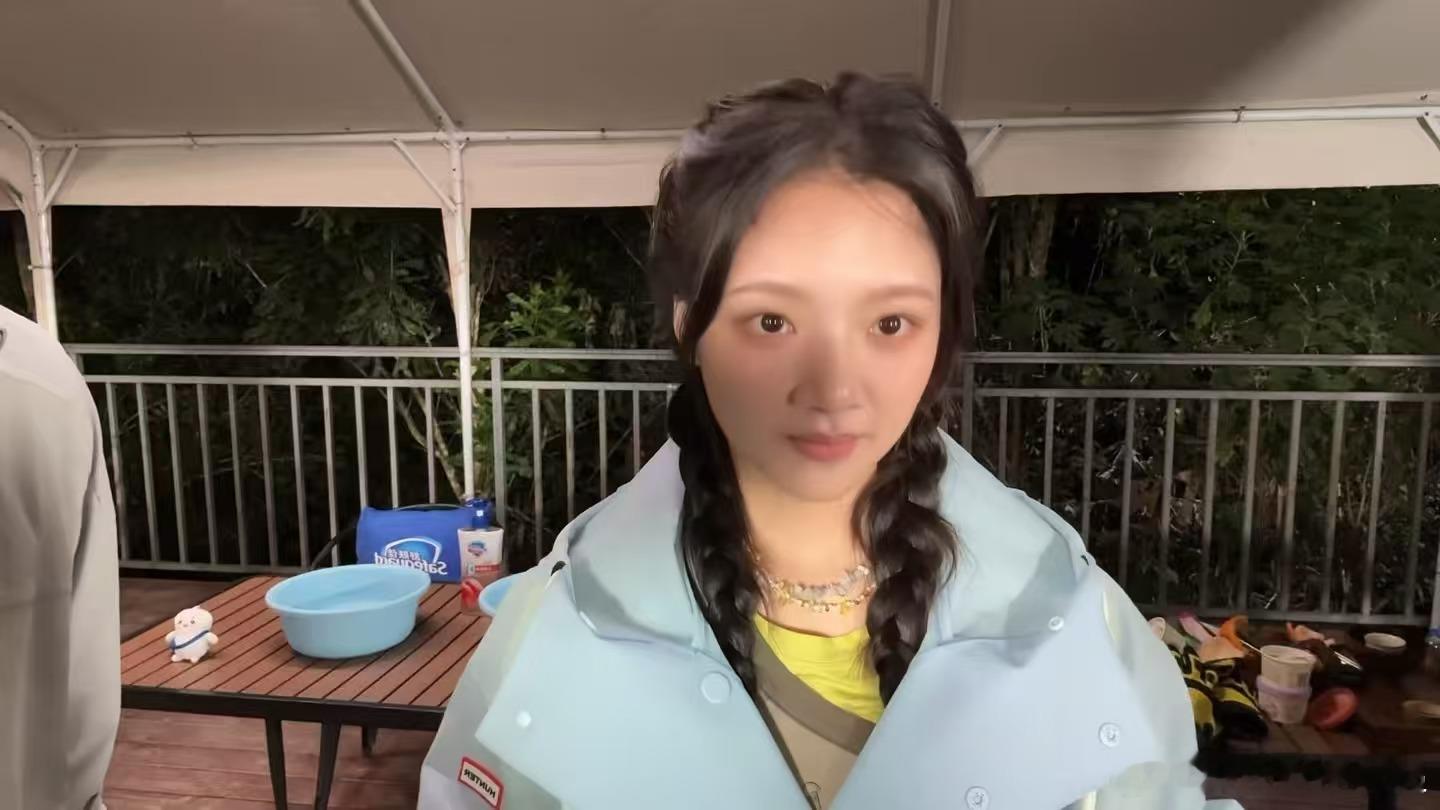 任敏吃的蚂蚁是柠檬味儿的任敏吃蚂蚁 本来觉得吃蚂蚁已经很厉害了，结果任敏吃的还是