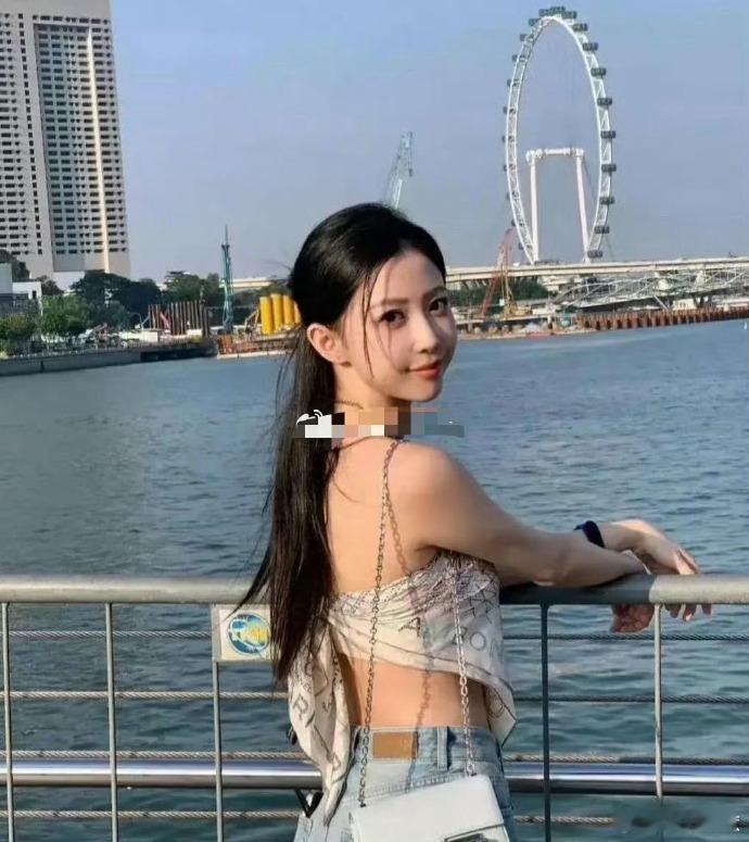 潘玮柏的妻子身材惊人，一条丝巾竟被她巧妙变为上衣。 