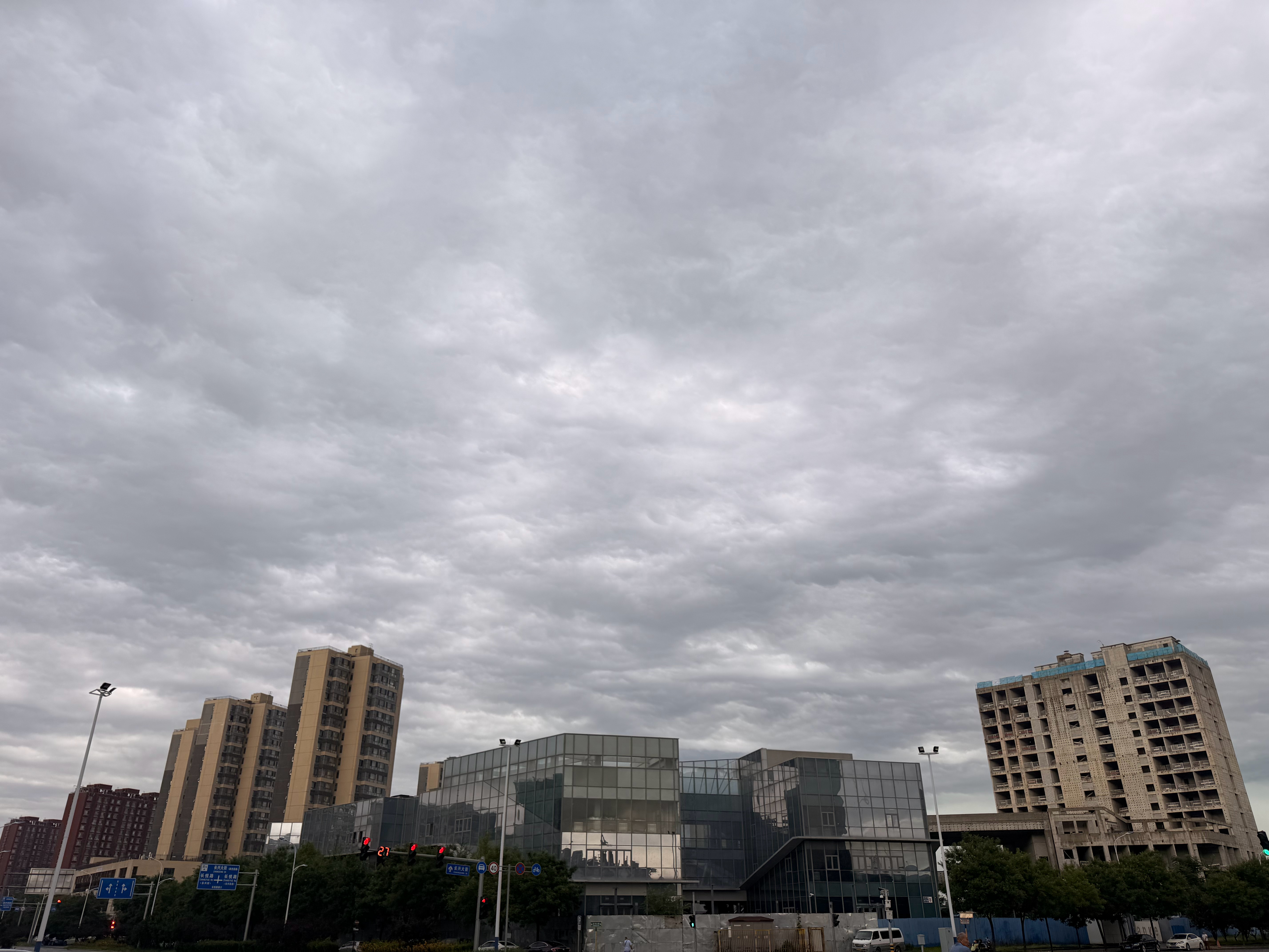 台风巴威二次登陆微博，朋友圈，都在说北京下雨了，可房山地界，这乌云扛下所有，就是