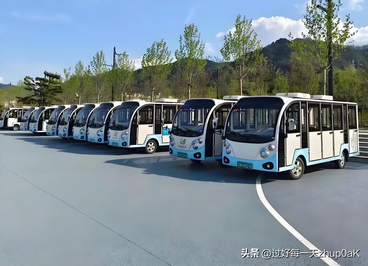 个人觉得，景区应该有摆渡车，但摆渡车不应该再单独收费，景区门票应包含摆渡车费用。
