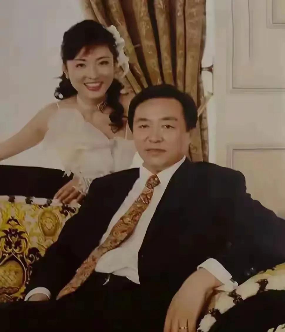 周涛选男人的时候肯定不是小姑娘了，看她老公的造型就知道了！不成熟的周涛肯定喜欢又
