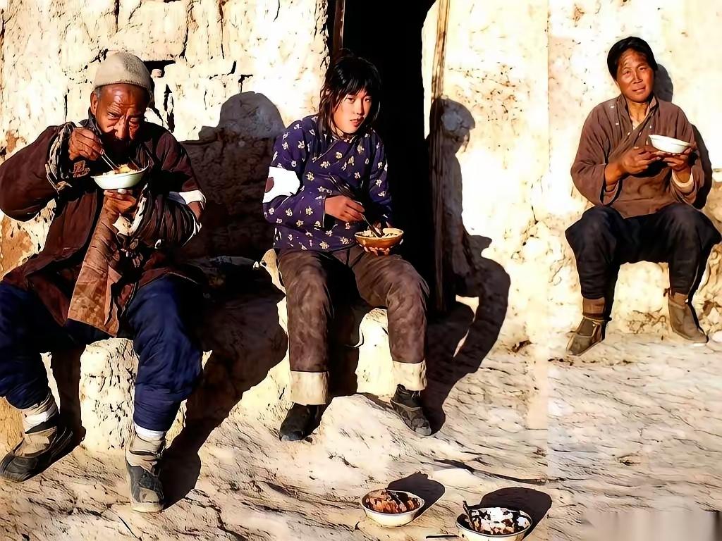1938年武汉会战老照片令人破防：手臂一个红圈，是乱世卑微的求生
 
一张日军随