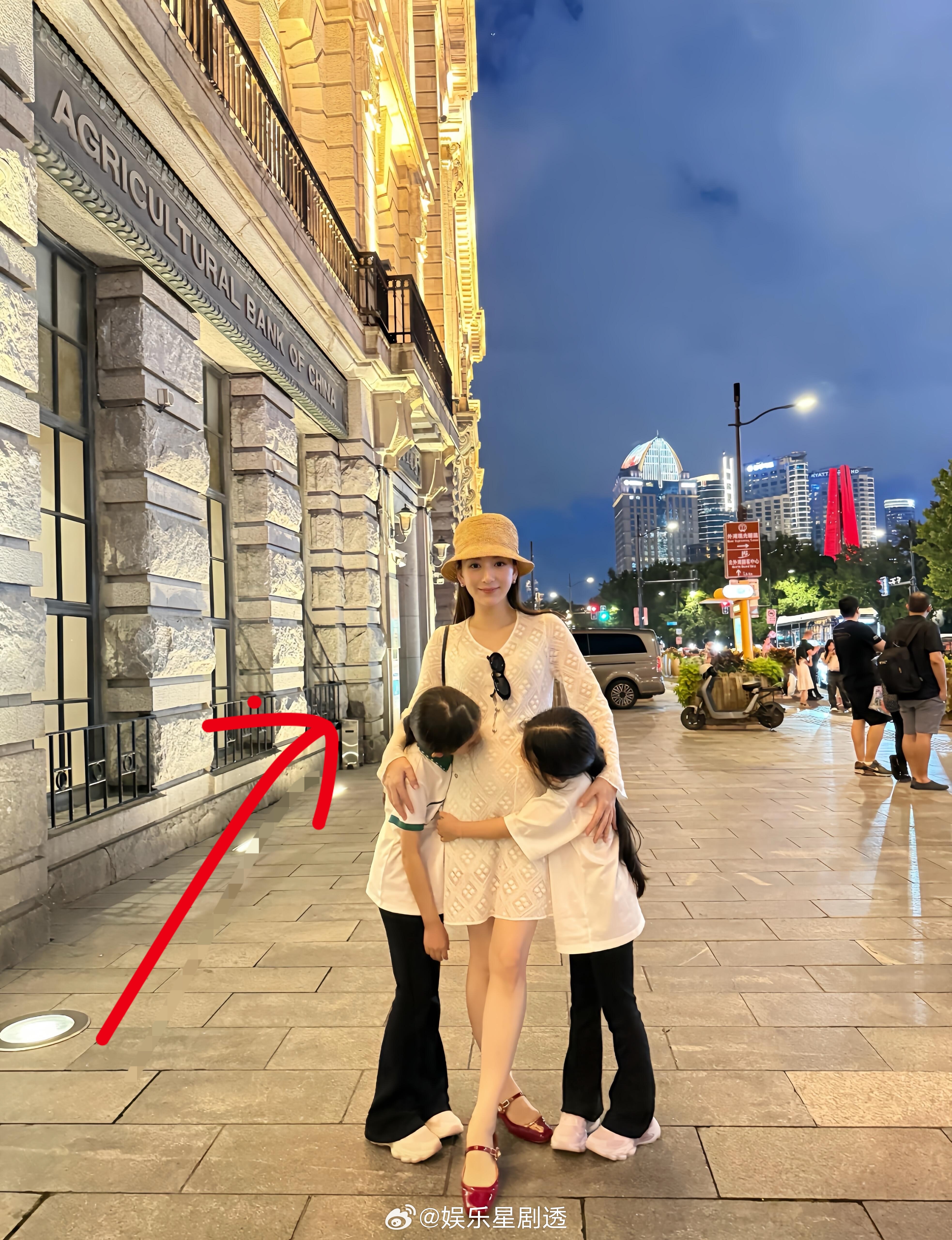 郭富城老婆晒日常，天王的老婆都有个共同点，笑起来不漏牙齿 ​​​
