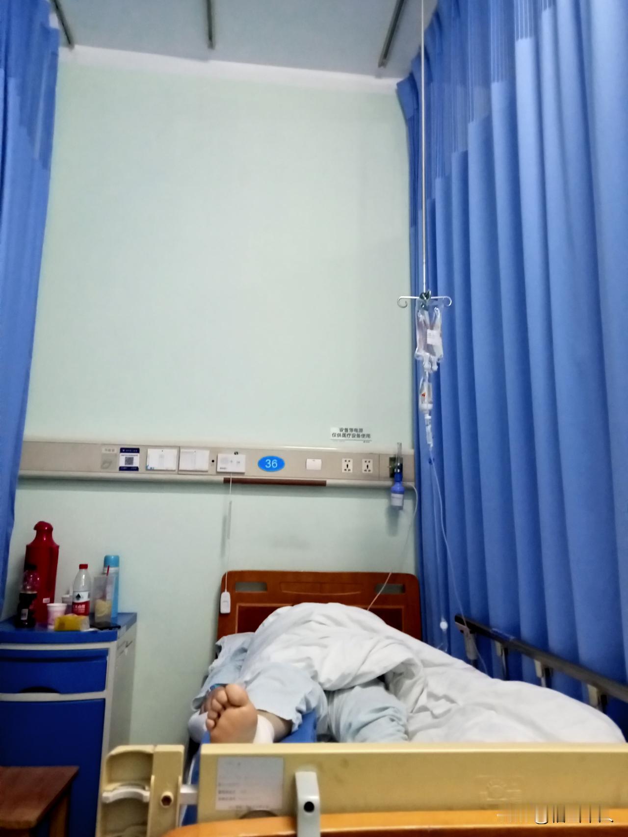 我老婆摔断脚踝骨一年差一个月。
昨天住进绍兴第2医院，今天下午动手术。
手术前医