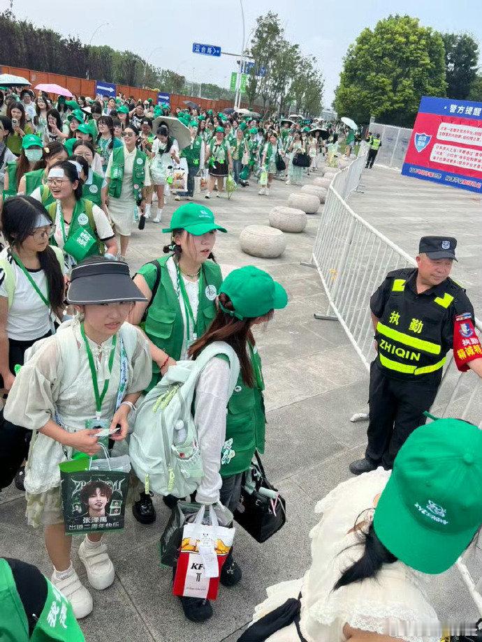 五个闸口都是张泽禹粉丝 实拍演唱会场外名场面，中午时分五个闸口全部被宝丝占领。已