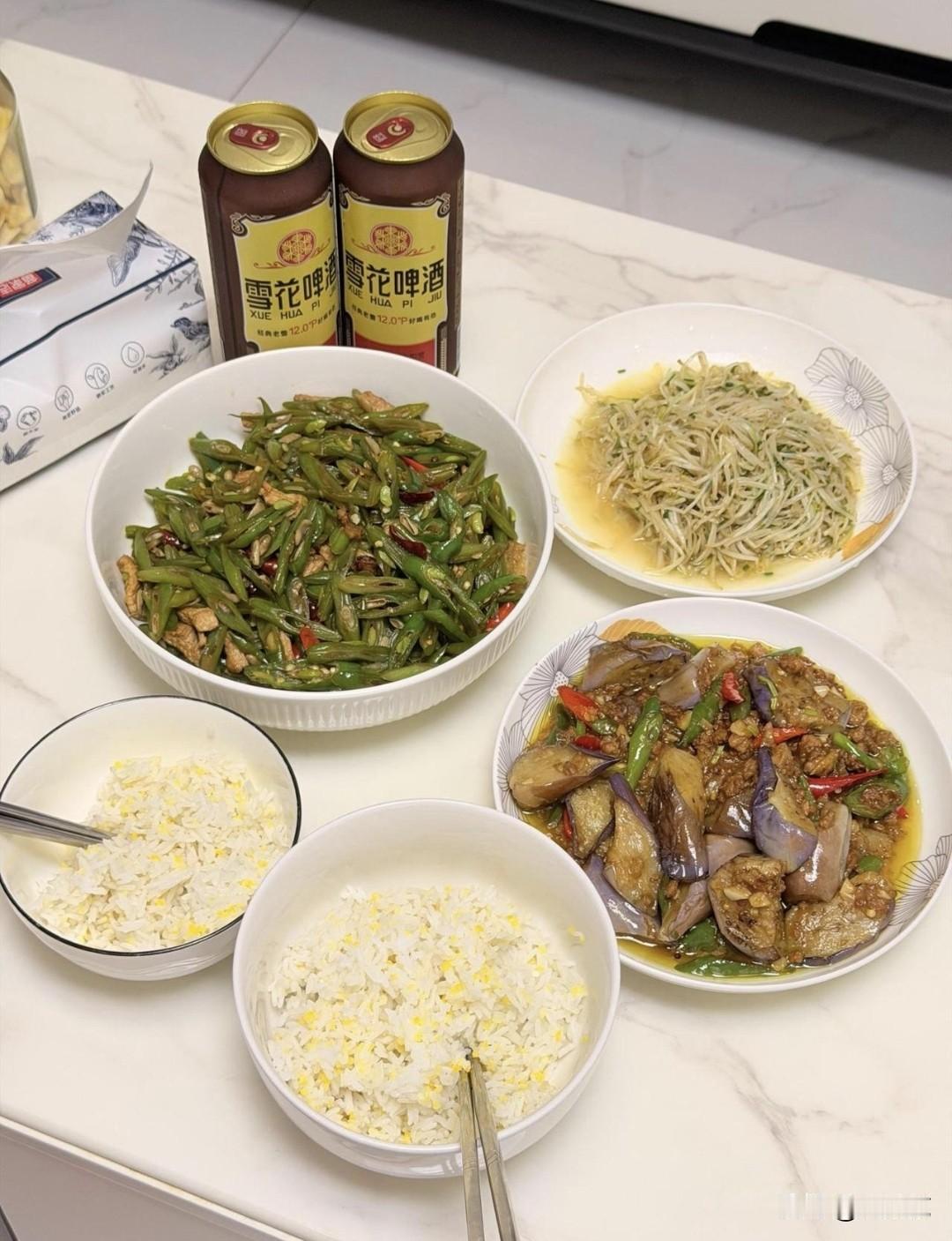 工薪阶层的晚餐，如果两人都上班，周一到周五这样做三个菜就算不错了，但是周末或假期