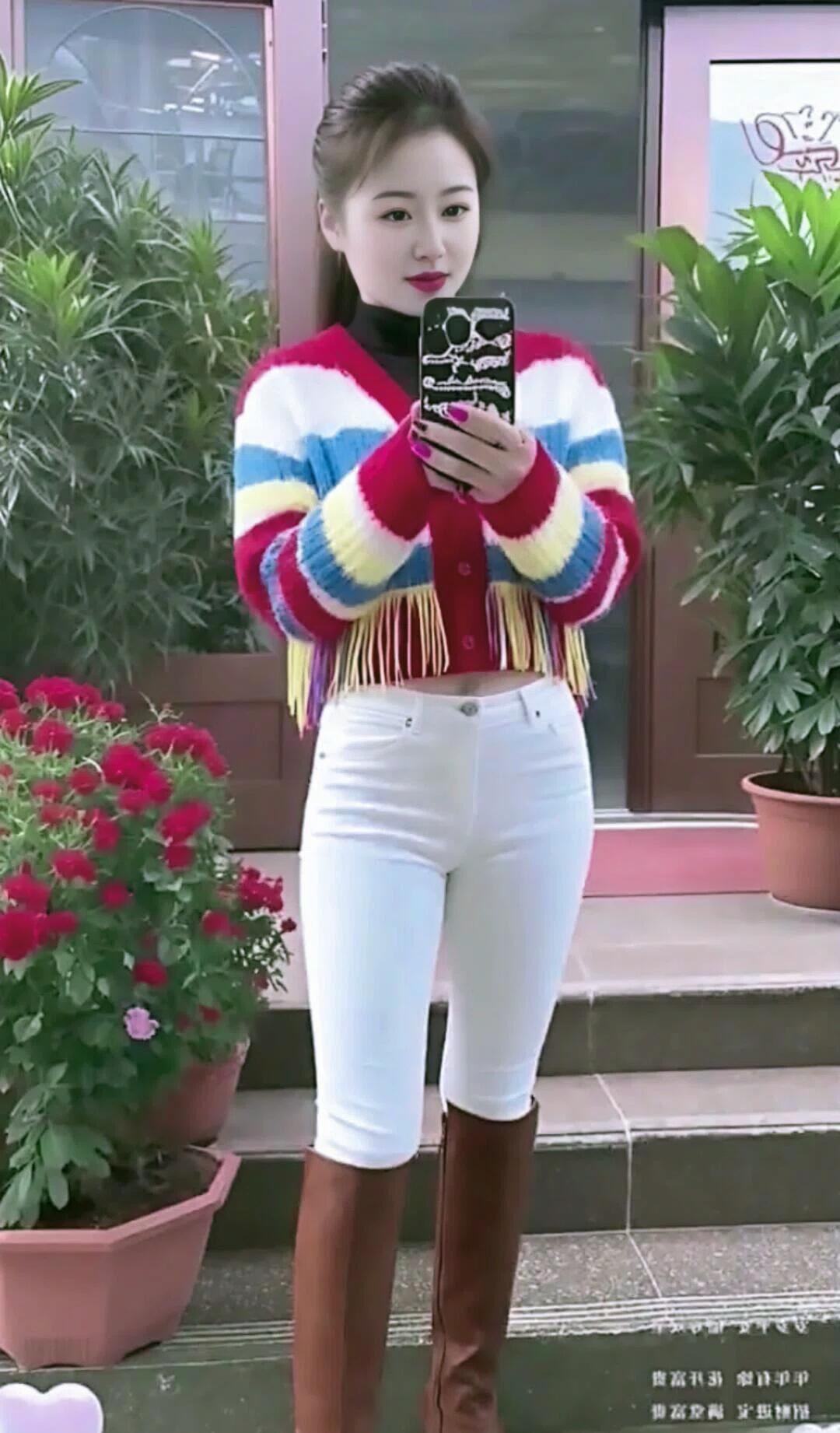 甜美穿搭指南：彩色毛衣+白色牛仔裤，搭配棕色靴子，轻松出街！🌸👗👢