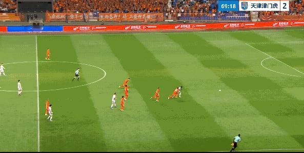 云南玉昆2球落后还有队员吃到红牌，今晚云南玉昆这是踢的什么啊！主场高原今天一点优