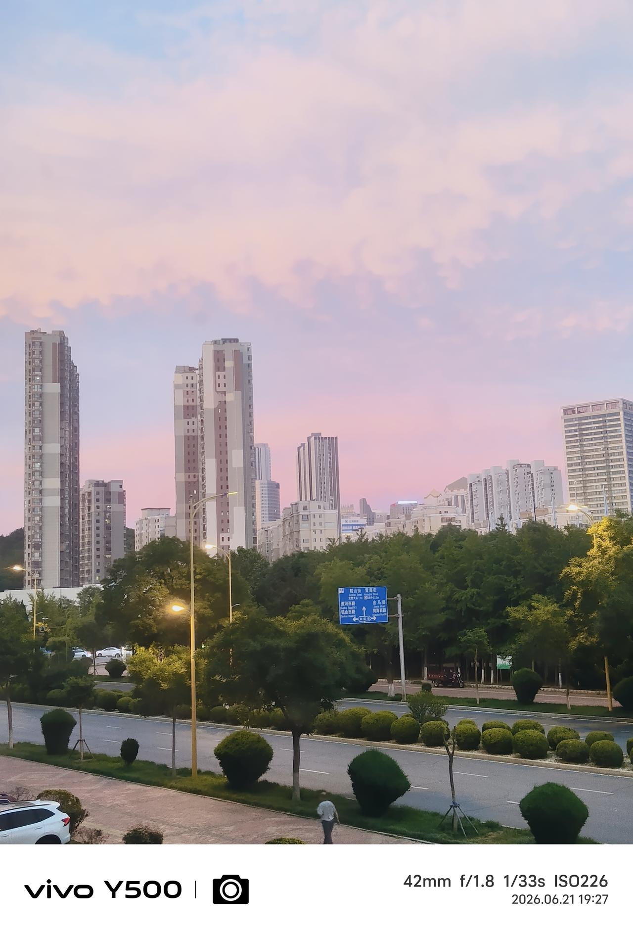 也不知怎么的？这真是晚霞，可偏偏出在傍晚的东方，晚上映照在高楼的玻璃屏幕上，就像