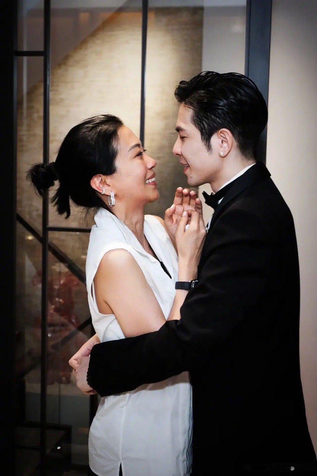 #萧敬腾求婚林有慧#萧敬腾官宣成功求婚他的经纪人林有慧，称自己正式告别单身，全国