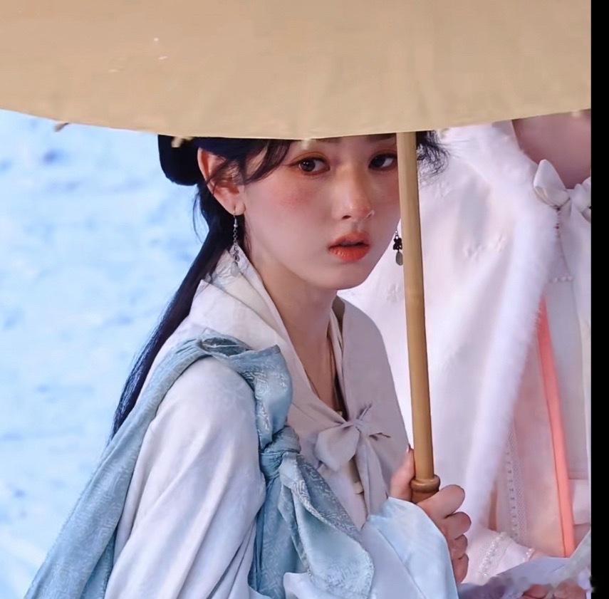 小说里写的女主“在雪地里一张精致的小脸，脸颊、鼻头被冻的通红”，就是宋祖儿这样的