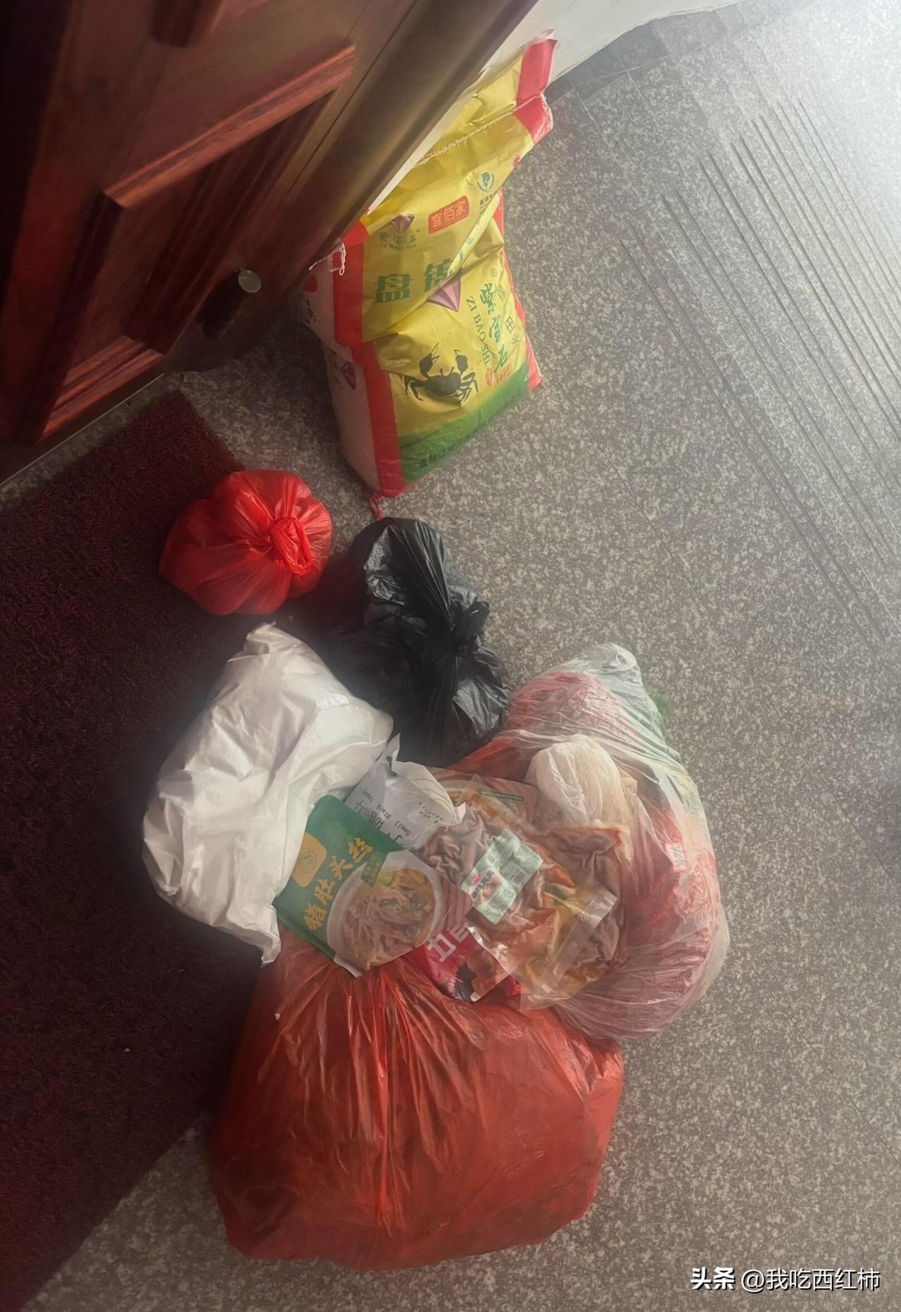 不认识的阿姨总是往我家门口放菜怎么办
一个五六十岁的阿姨，她并不是我家的亲戚，好