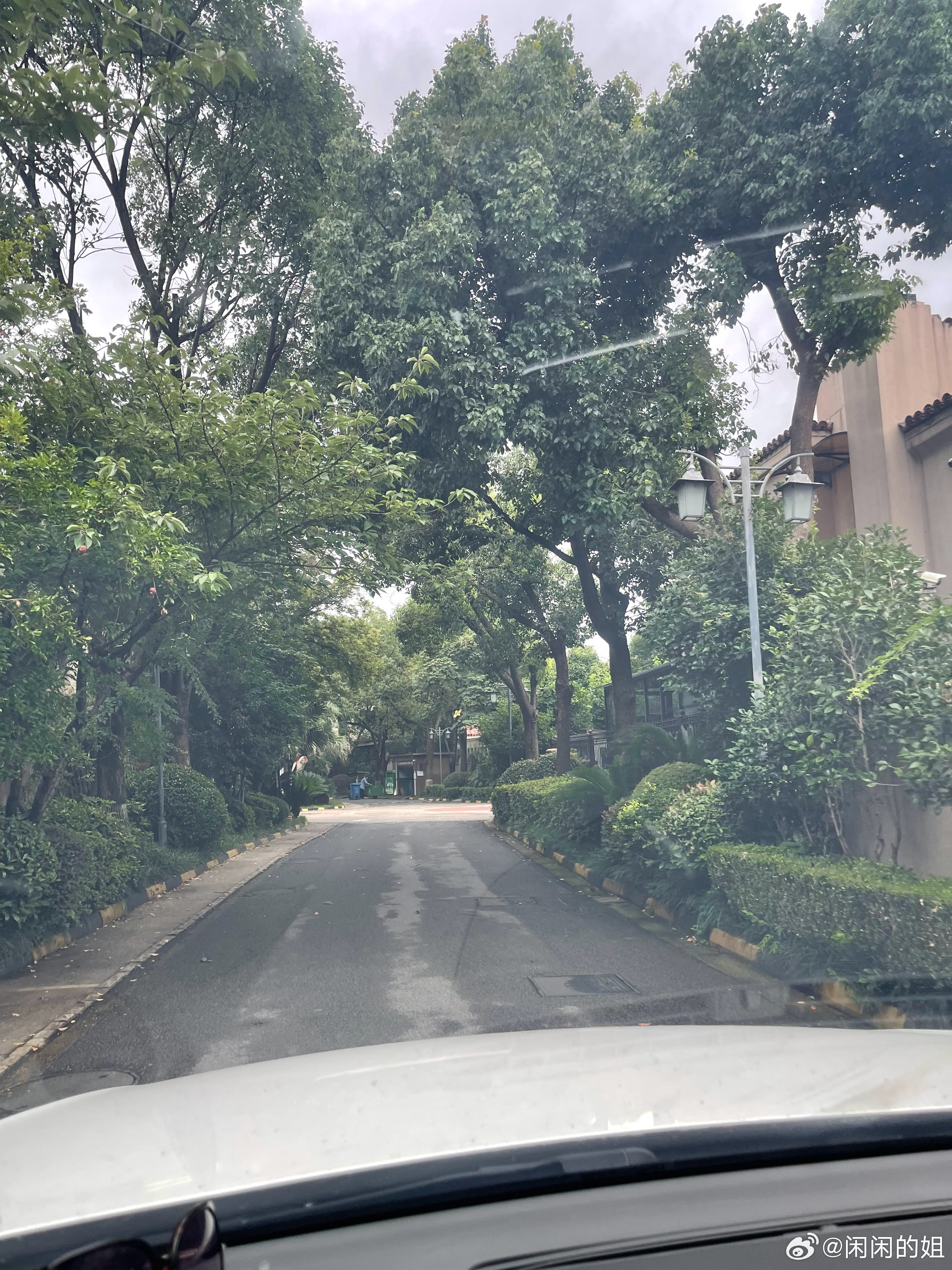 出门去打球天色阴沉、时而风大、无雨路上一阵飘了点雨车在高架上能感受到阵风时的晃动