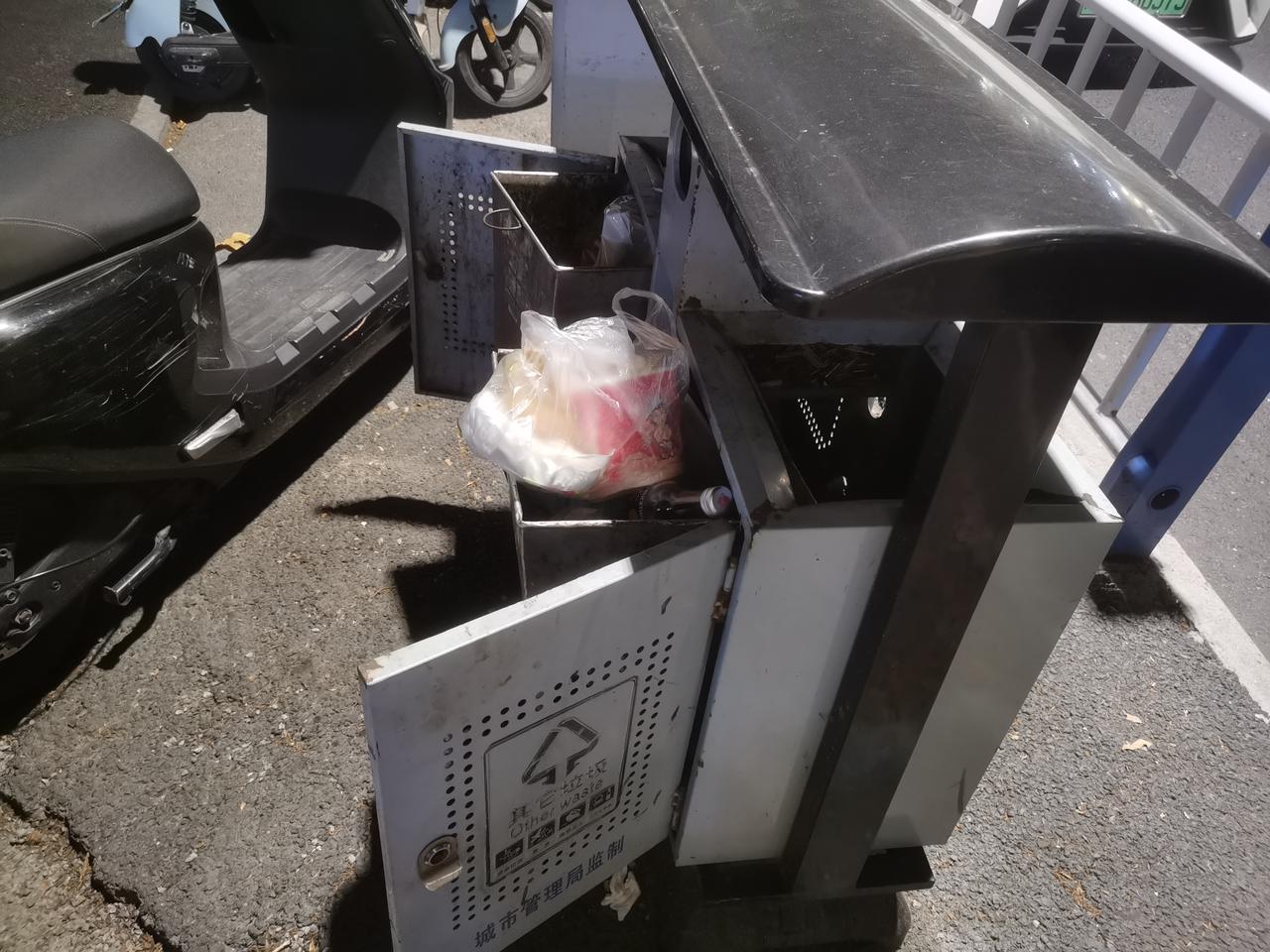 谁，拉开了大街上的垃圾桶
大街上，垃圾桶上着锁，若打开，由相关人员用类似钥匙的专