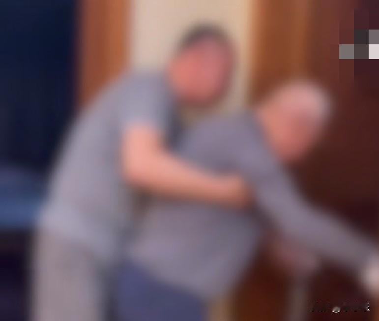 江苏无锡94岁的曹大爷，4名子女数十年失联。16年前，曹大爷和居委会签订遗赠抚养