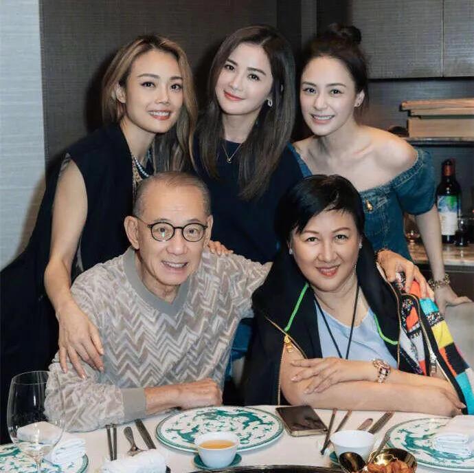 这老板确实不错！平易近人！毫无架子！
不知道的人还以为是一位老父亲和女儿们在一起