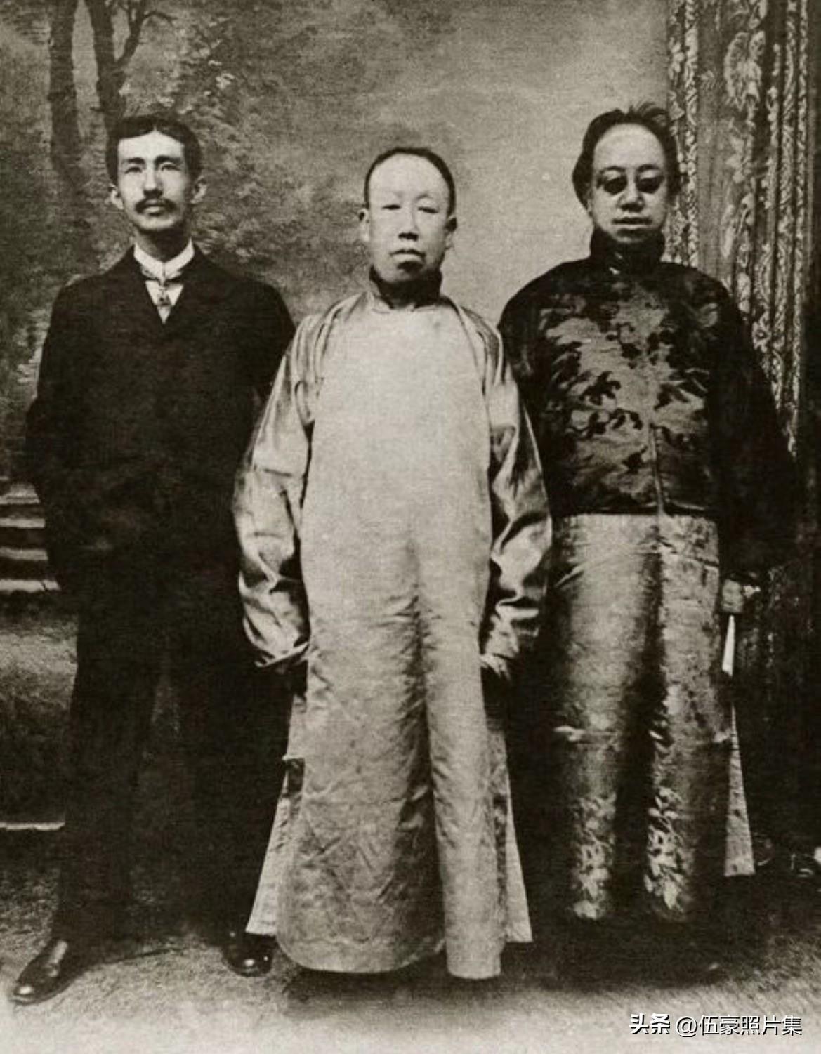1909年，吴昌硕（中）和次子吴藏龛（右一），以及河井仙郎（左一）合影。河井仙郎