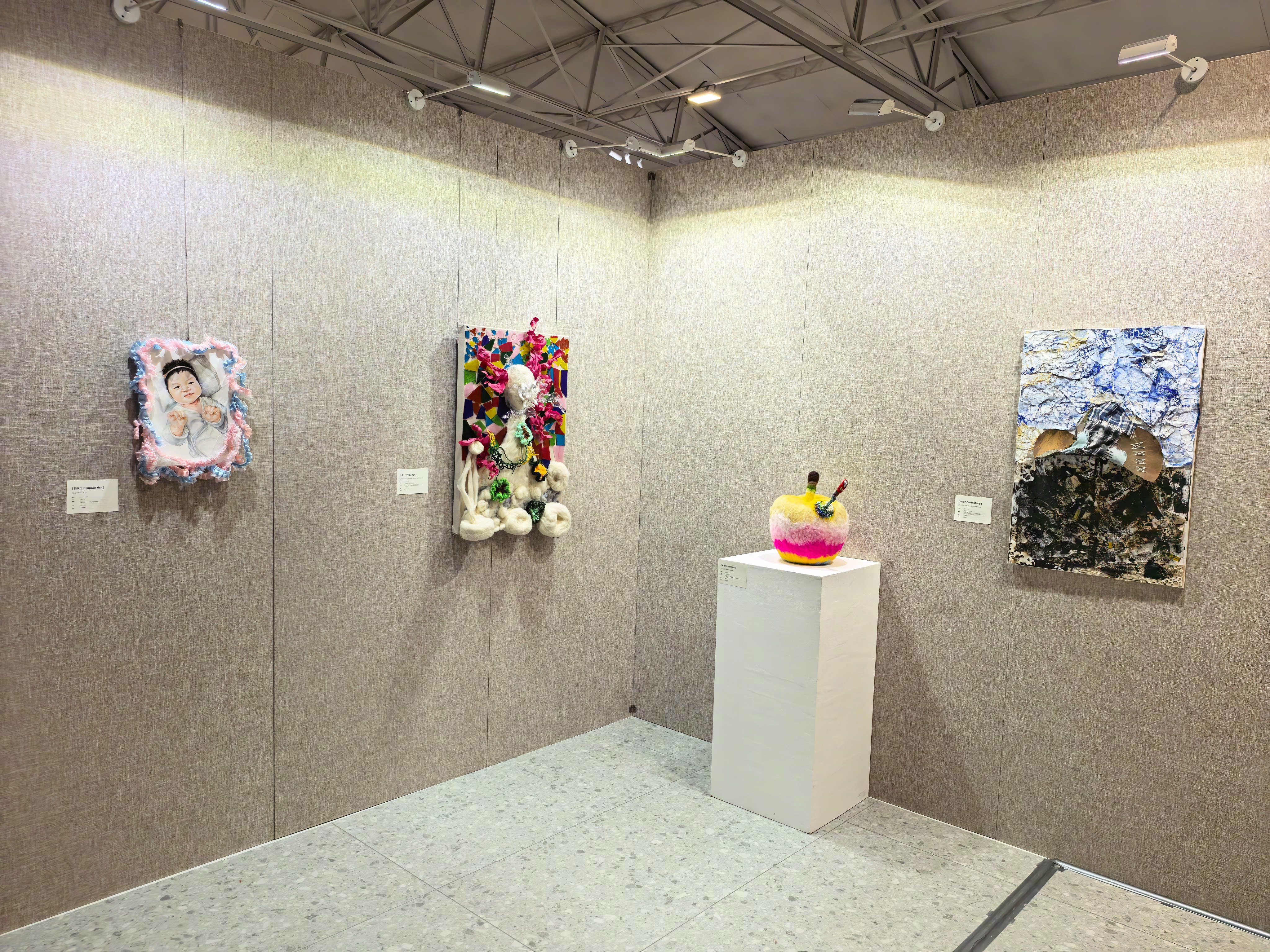 闺女做了个艺术品“杀死苹果”，去参展，反响还不错，遇到个知名艺术家老师来看展表扬