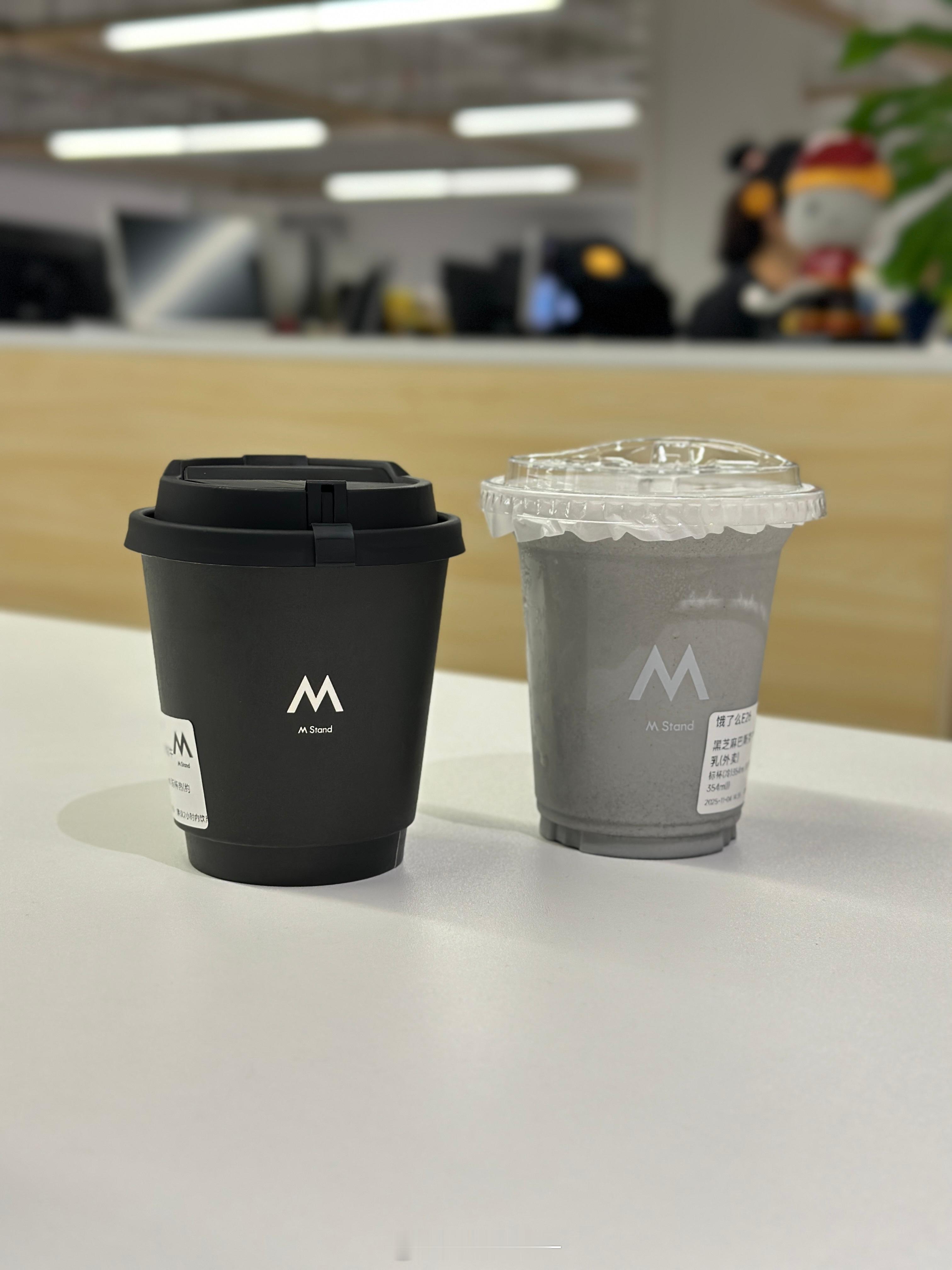 肉丸日记📔 M stand新品黑芝麻糊咱也是喝上了[赢牛奶]我俩一致认为热的好