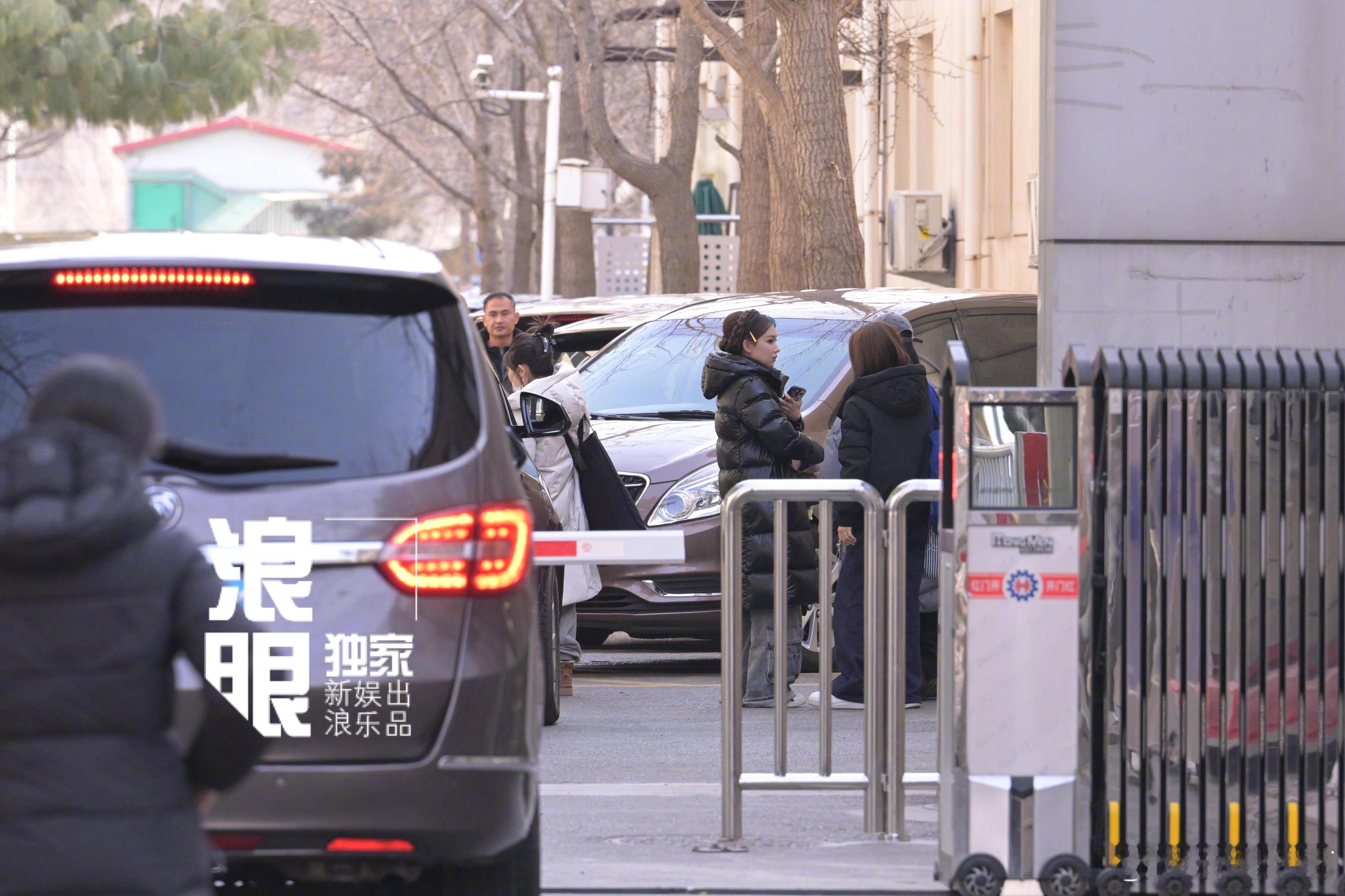 程潇蛇年春晚首次联排  现身蛇年央视春晚首次联排，公主头好可爱~开始期待舞台了！
