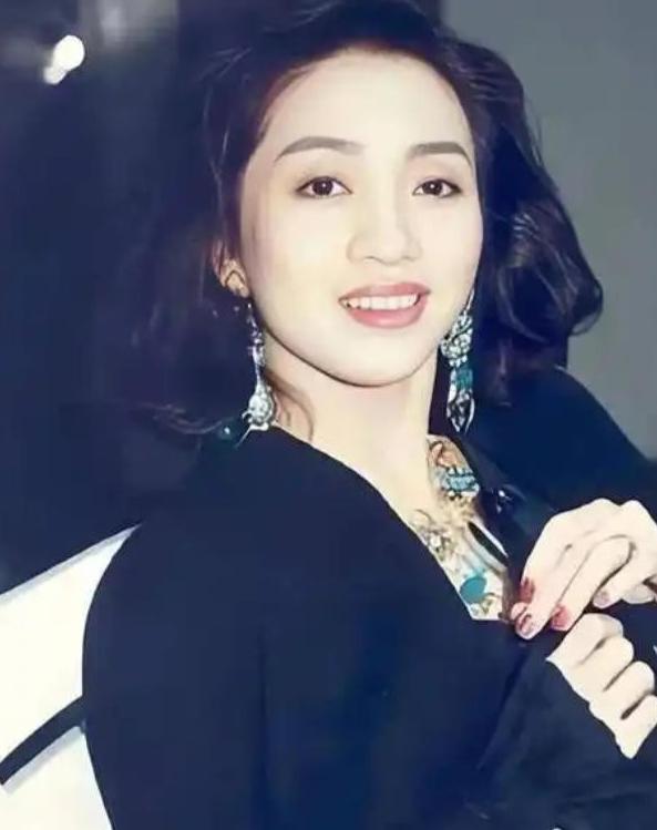 梅艳芳去世后，在医院欠下了85万的费用，张学友二话没说把钱给垫上了。反之妻子罗美
