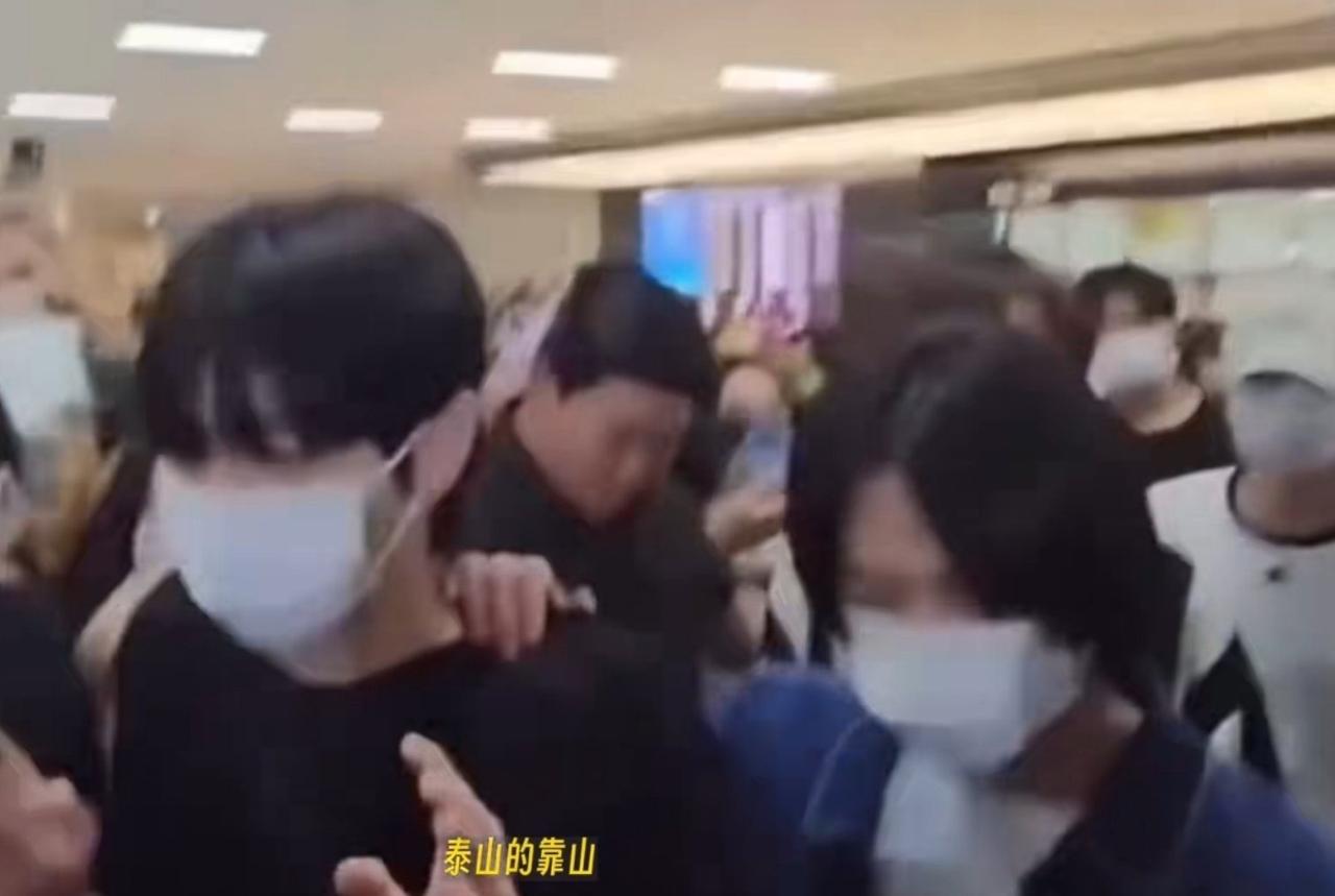韩泰被挤成这样的时候身边原来不是保镖是哥哥 ​​​