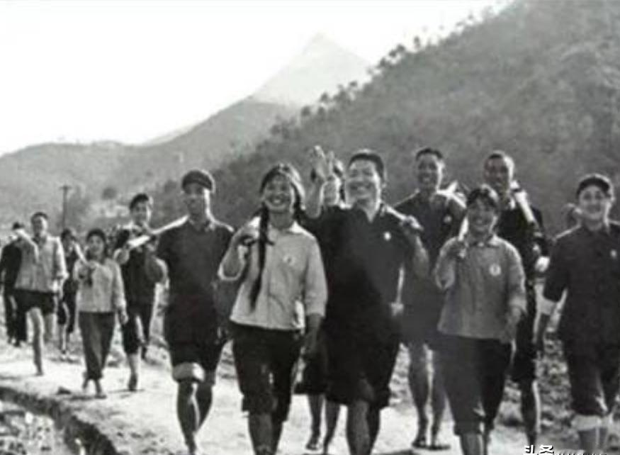 1970年，19岁北京知青摔断手臂，跑到县城买药。可药钱差1角，他恳请营业员帮忙