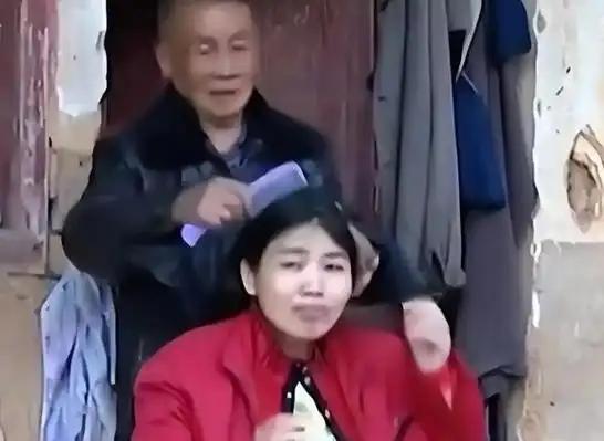 山西，一光棍在村里撞见一女精神病患者，就把她带回家当老婆，期间，女子还为他生下两