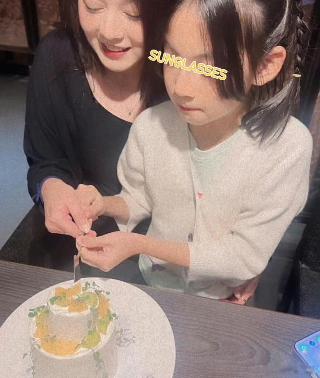 #周渝民女儿8岁近照#看到周渝民女儿8岁的近照啦，小朋友长得眉清目秀的，很漂亮，