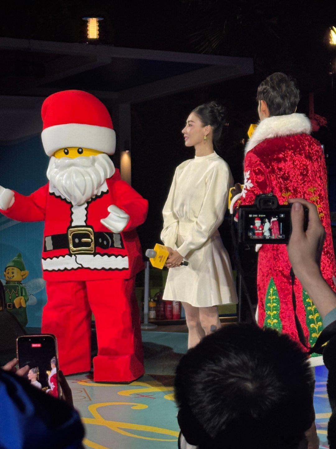 女神空降乐高乐园！亲手点亮积木圣诞树，梦幻氛围拉满，美到失语～ 