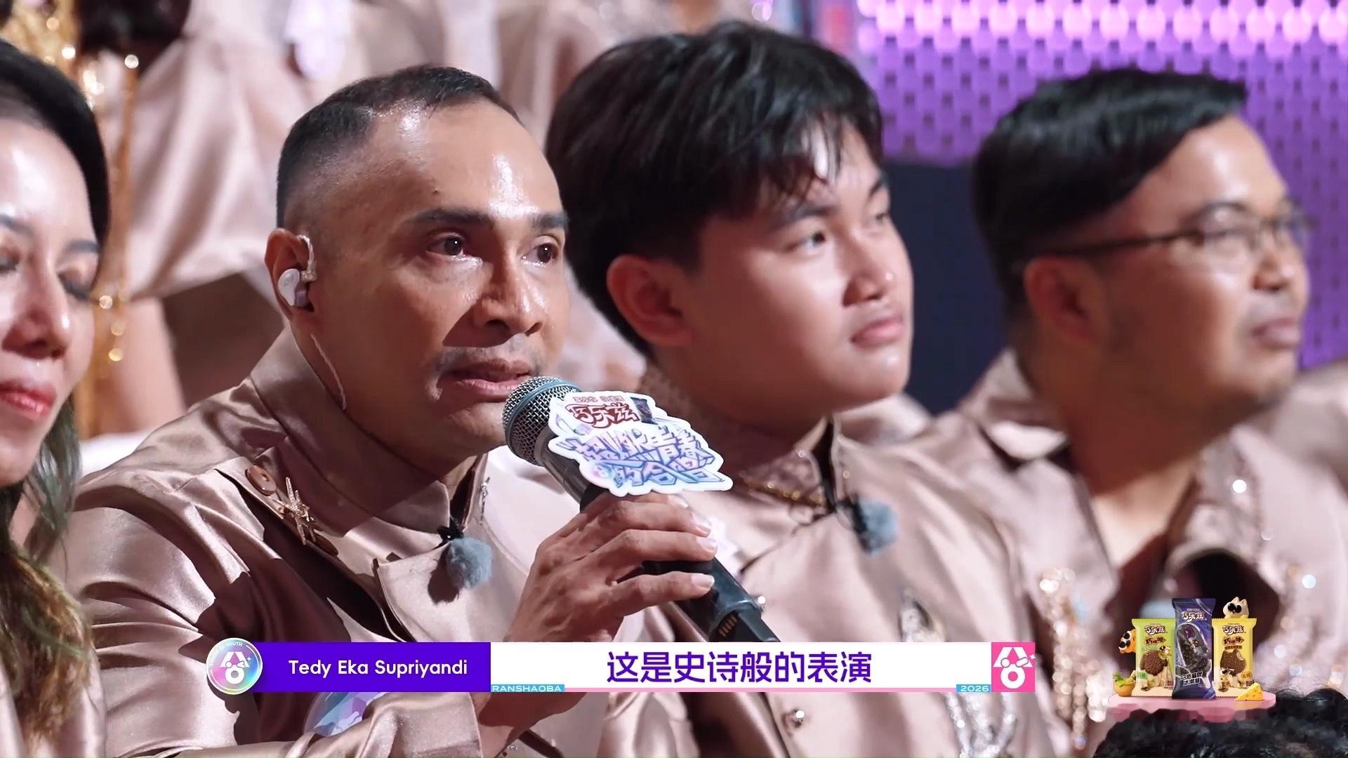 燃青团音乐不分国界超燃青春的合唱隔着屏幕都感受到满满诚意，京剧唱腔遇上印尼传统歌